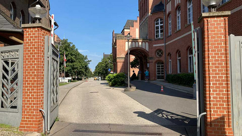 Backsteingebäude und offenes Tor