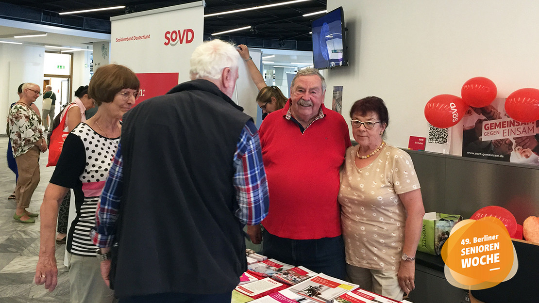 Menschen stehen an Informationsstand