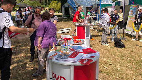 Menschen besuchen den SoVD-Stand