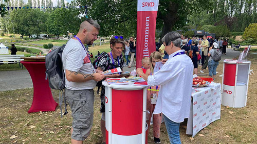 Menschen besuchen den SoVD-Stand