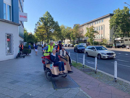 Transportfahrrad mit Passagierin. 