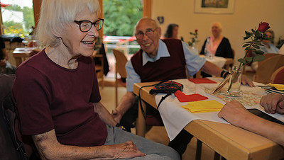 Frau und Mann am Tisch lachen