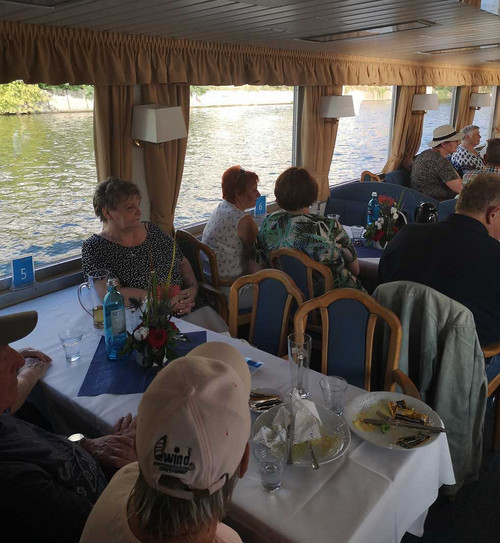 Menschen am Tisch in einem Boot