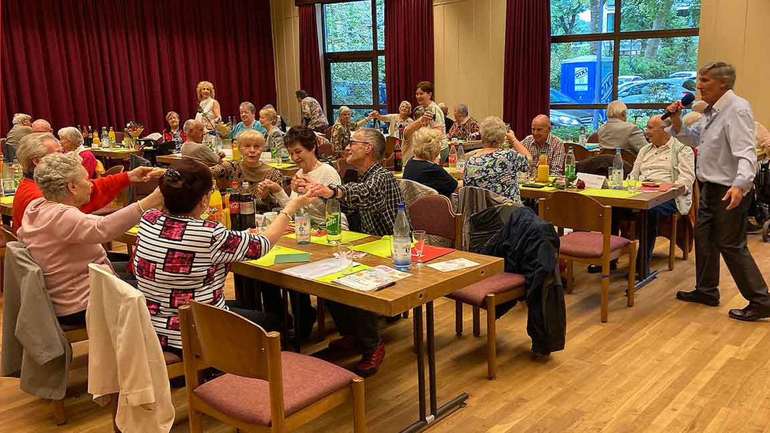 Raum mit vollbesetzten Tischen