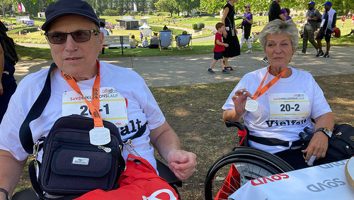 Mann und Frau mit Medaille