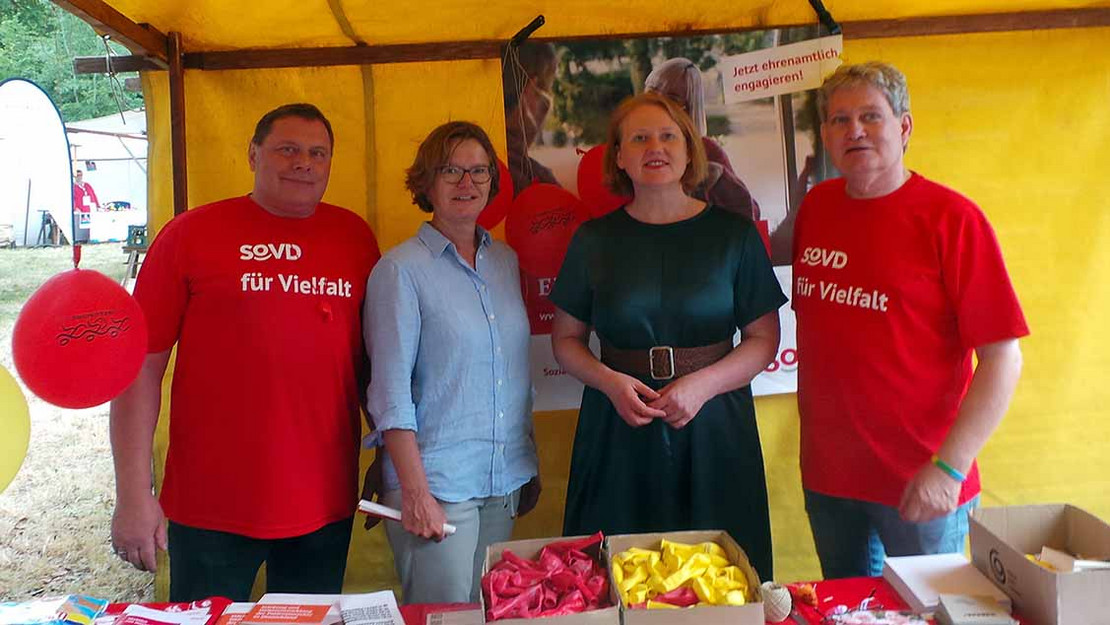 Vier Personen am SoVD-Infostand