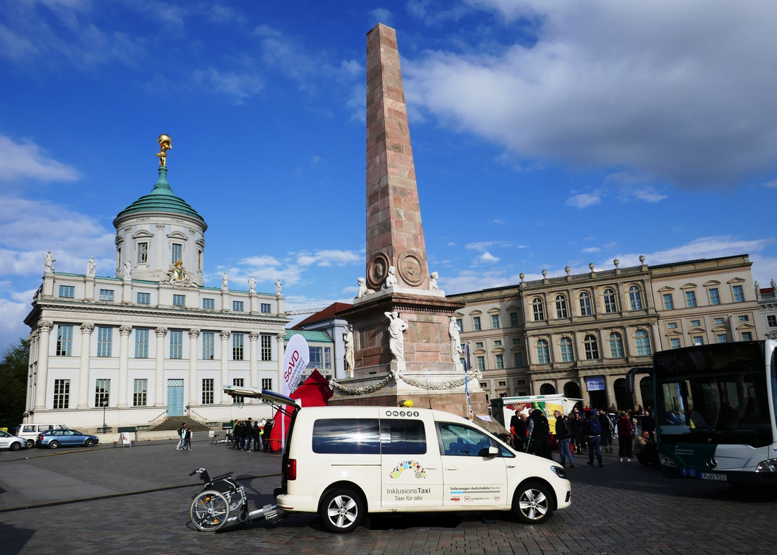 Inklusionstaxi auf öffentlichem Platz ausgestellt