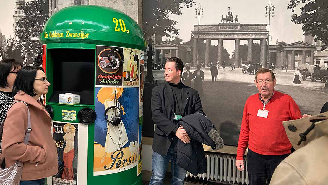 Menschen in Ausstellungsräumen