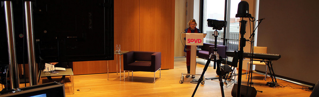 Ursula Engelen-Kefer in einem Radiostudio