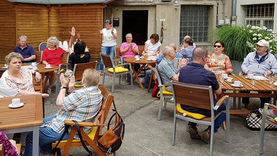 SoVD Hoffest mit Gästen im Innenhof