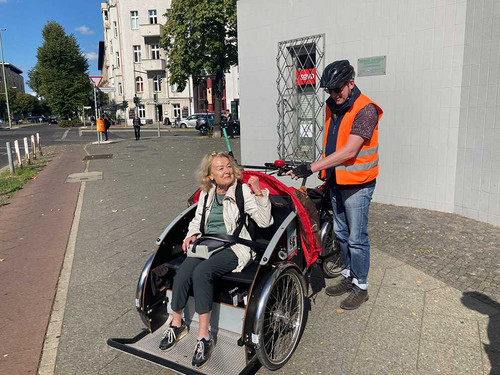 Frau in einem Transportfahrrad.