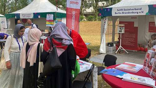 Menschen besuchen den SoVD-Stand