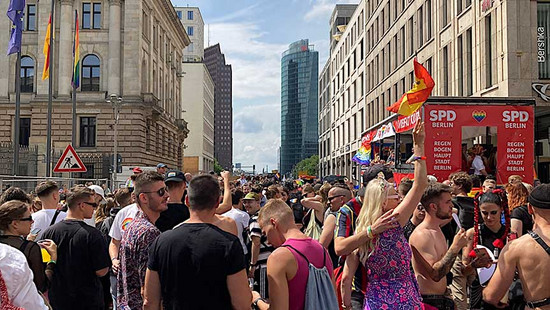 Viele Menschen feiern auf der Straße