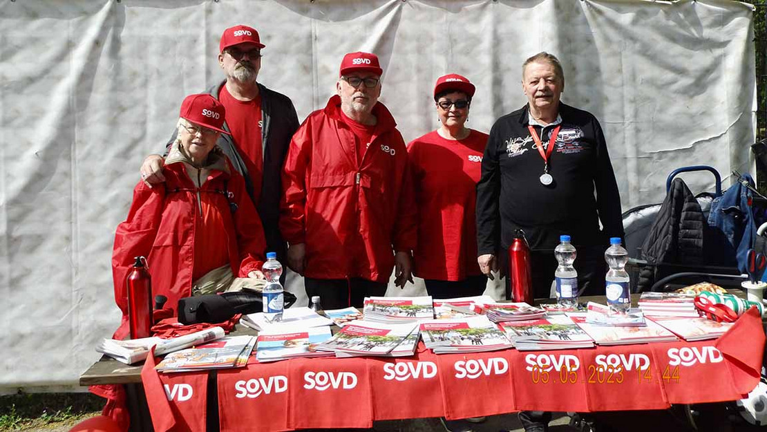 Menschengruppe an einem Infostand