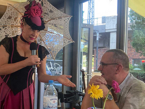 Frau in historischem Kostüm mit einem Gast. 