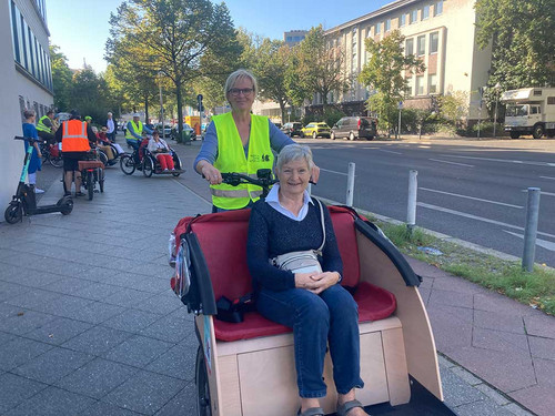 Frau in Transportfahrrad