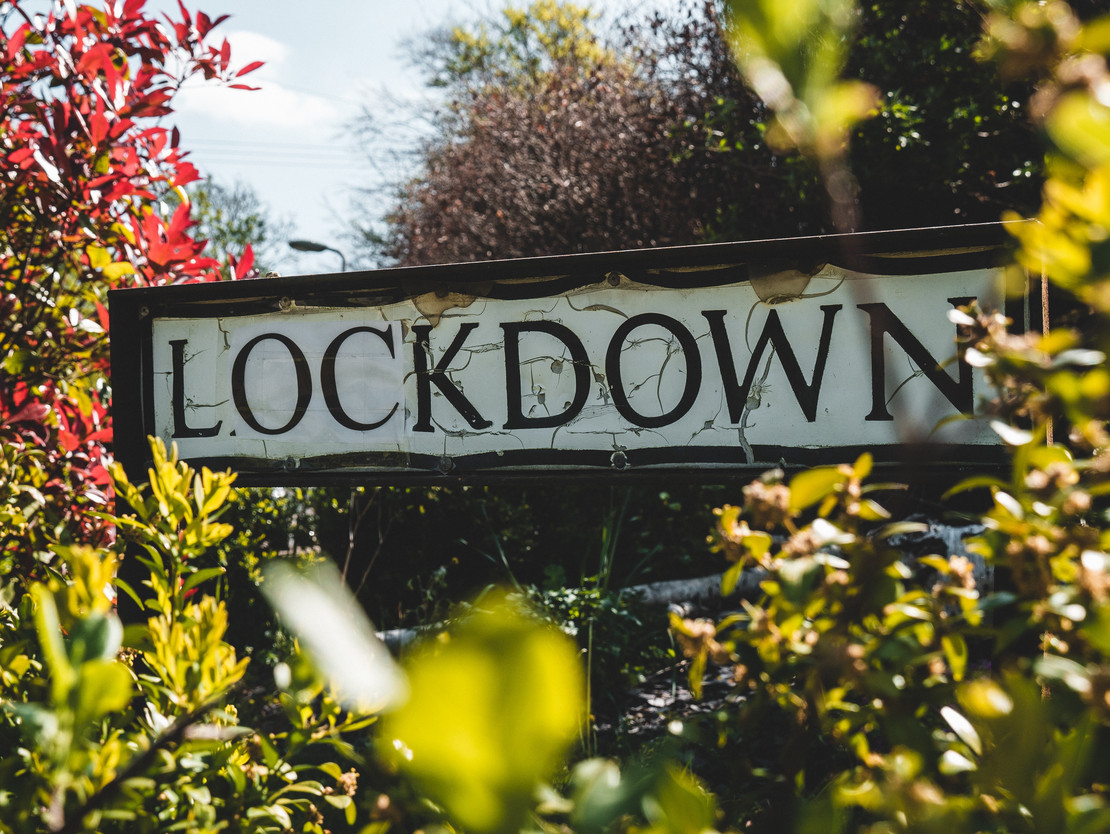 Blechschild mit Aufschrift Lockdown