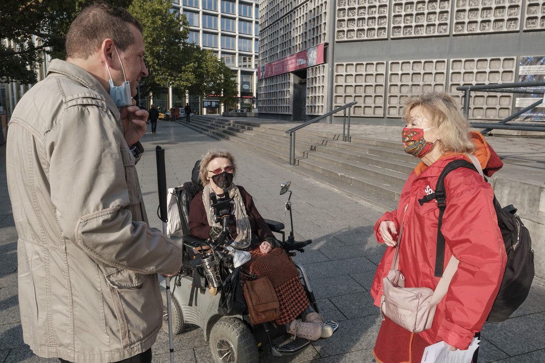 Jürgen Friedrich, Behindertenbeauftragter des Bezirksamtes Charlottenburg-Wilmersdorf, Betroffene Ursula Lehmann und SoVD-Landesvorsitzende Ursula Engelen-Kefer