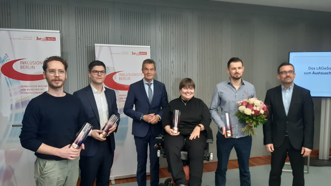 6 Personen auf einem Podium