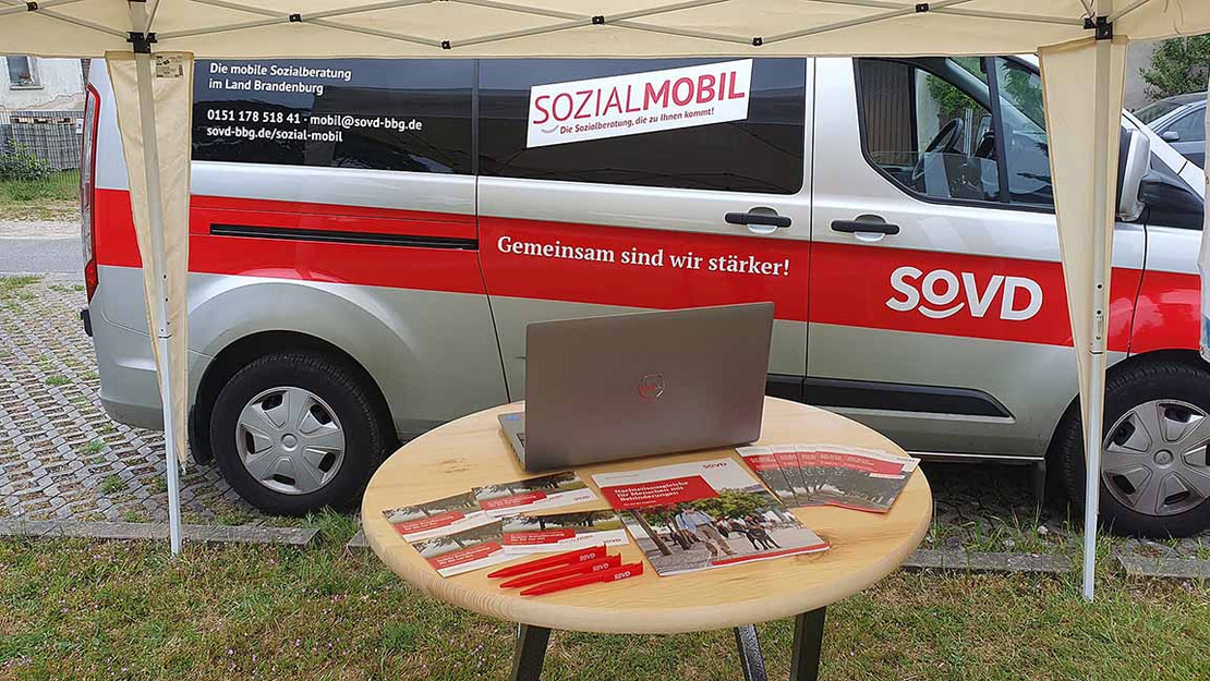 Sozialmobil und ein Beratungstisch