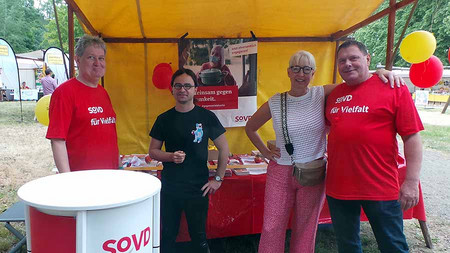 Vier Personen am SoVD-Infostand. 