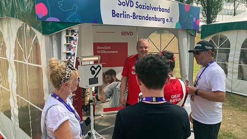 Menschen besuchen den SoVD-Stand