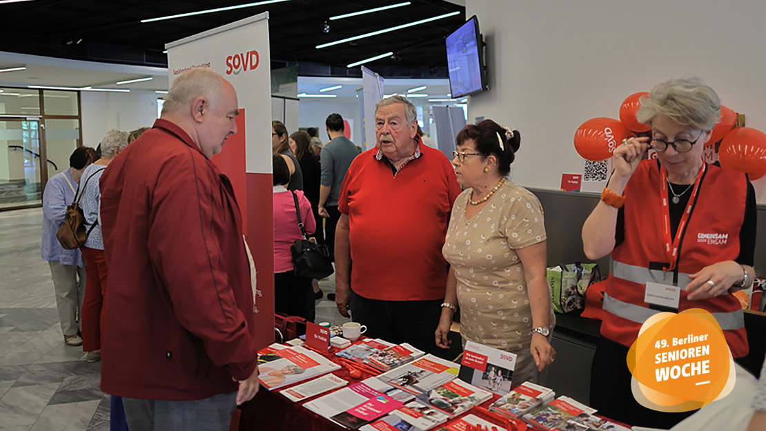 Menschen stehen am Informationsstand