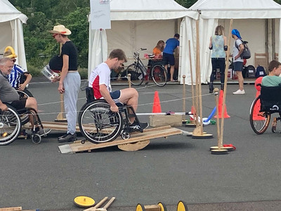 Junge sitzt im Rollstuhl und passiert ein Hindernis